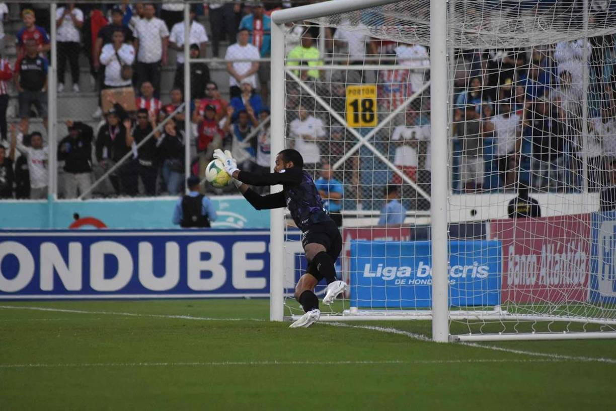 Así tapó Edrick Menjívar el penal a Agustín Auzmendi.