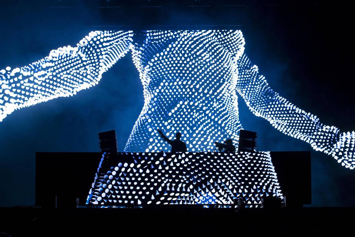 El grupo "Meduza" de origen italiano brindó un show musical y visual de primer nivel al público asistente. 