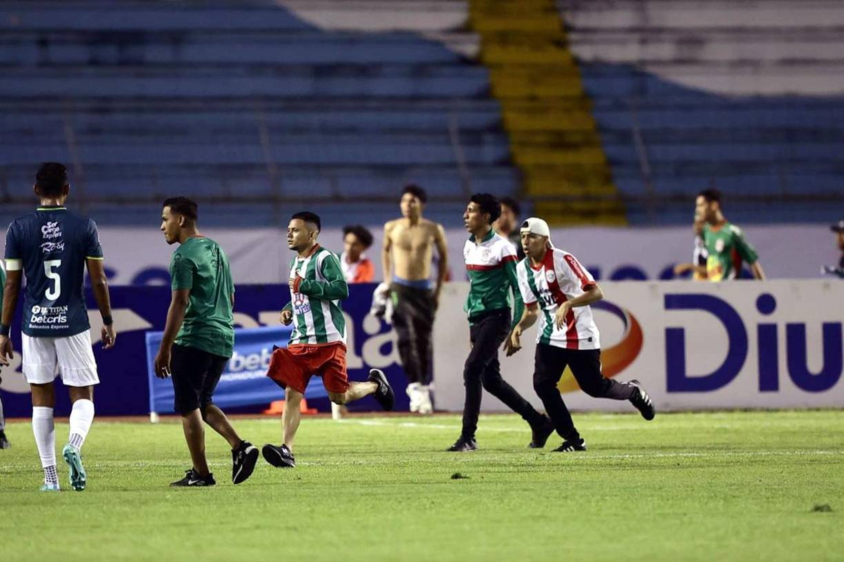 Aficionados que forman la barra del Marathón ingresaron al campo y cruzaron hasta el sector donde estaban los españolistas.