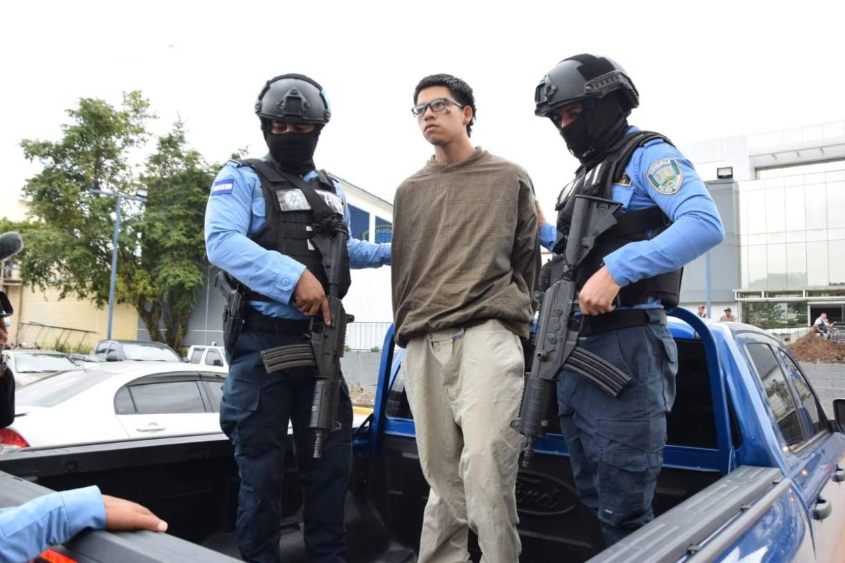 De acuerdo con el informe policial, el detenido, alias “La Mosca”, era investigado tras la detención de otros cinco miembros de la organización criminal implicados, supuestamente, en las muertes de los jóvenes capitalinos. 