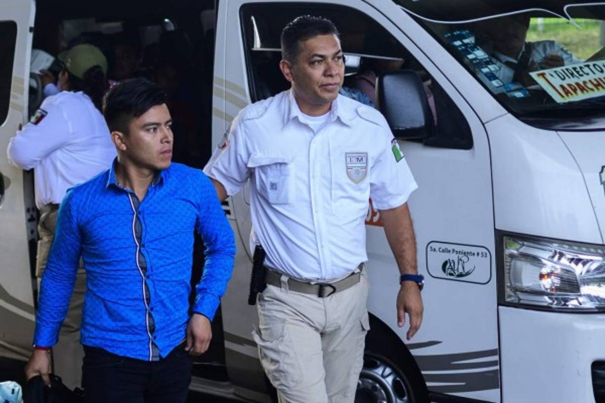 An undocumented Central American migrant is detained by Mexican migration agents inspecting minibuses and taxis at a checkpoint on the outskirts of Tapachula, Chiapas State, on June 10, 2019 in the framwork of Mexico's deal to curb migration in order to avert US President Donald Trump's threat of tariffs. - Mexico said Monday it will discuss a 'safe third country' agreement with the United States -- in which migrants entering Mexican territory must apply for asylum there rather than in the US -- if the flow of undocumented immigrants continues. (Photo by Pedro PARDO / AFP)