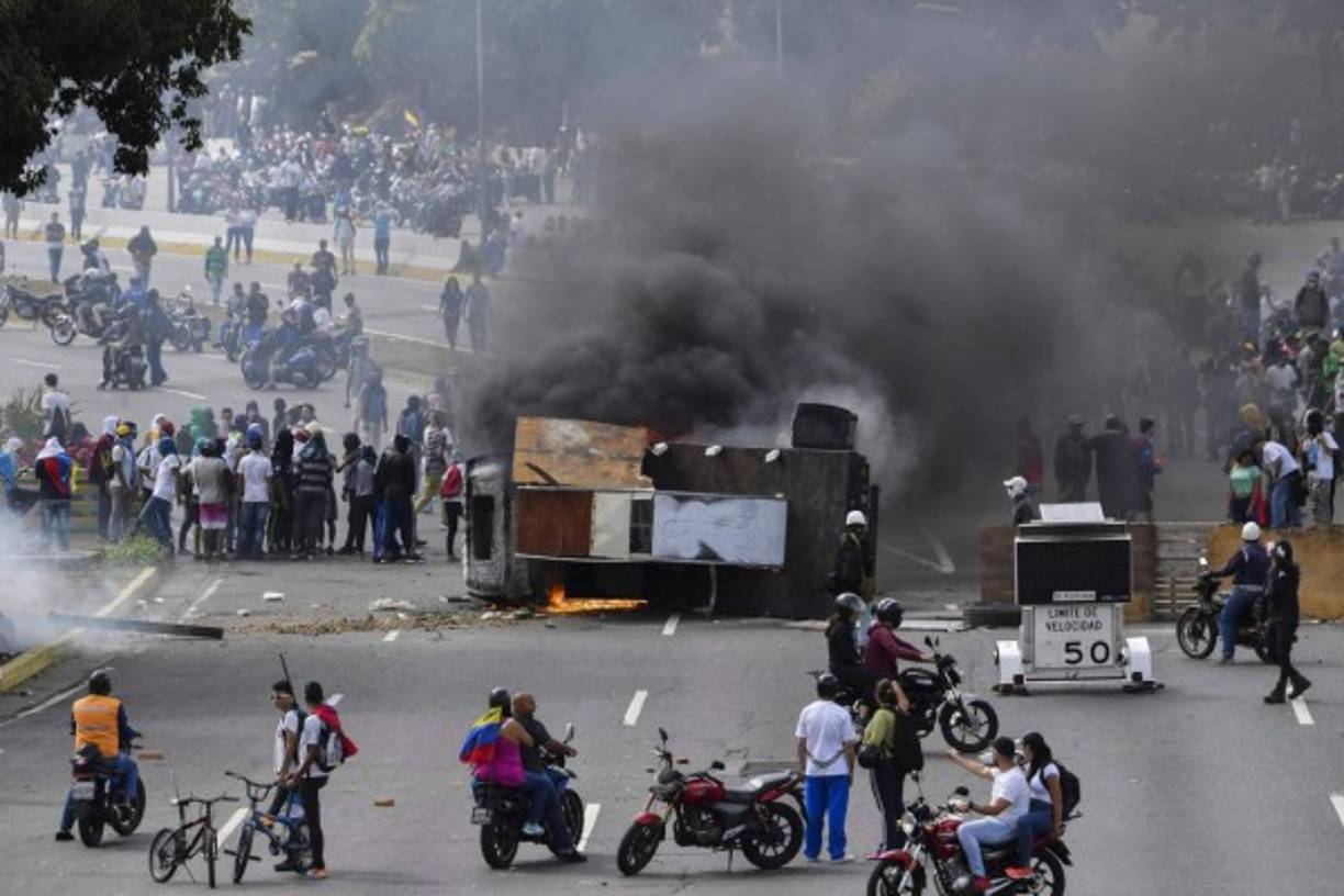 Los manifestantes, varios de ellos encapuchados, respondieron con piedras obligando por momentos a los guardias a replegarse en el barrio vecino de Bello Campo.