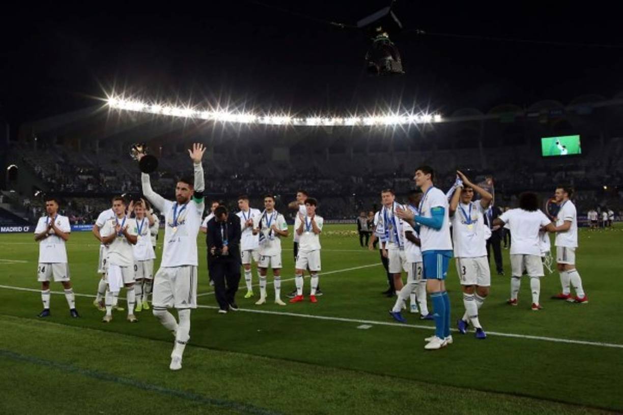 Isco, Keylor Navas, Kiko Casilla y Dani Carvajal no hicieron la vuelta de honor con sus compañeros que mostraron el trofeo de campeones del Mundial de Clubes.