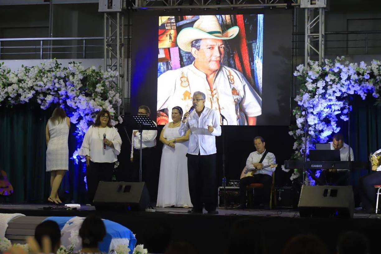 Mario Henríquez interpretó el tema “Nadie se va del todo”. 