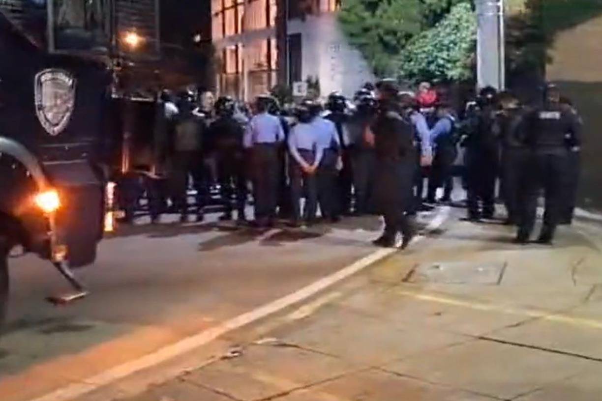 Aseguró que la oposición “no se moverá” del Ministerio Público, adonde llegó la Policía Nacional después de los disturbios, e invitó a los hondureños a que los acompañen a “defender la democracia”.