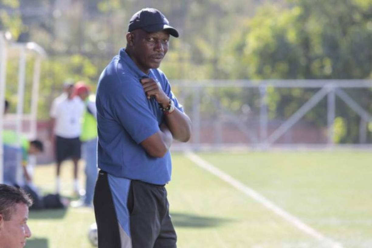 El entrenador Raúl Martínez Sambulá se lanzó para diputado del departamento de Atlántida por el Partido Liberal.