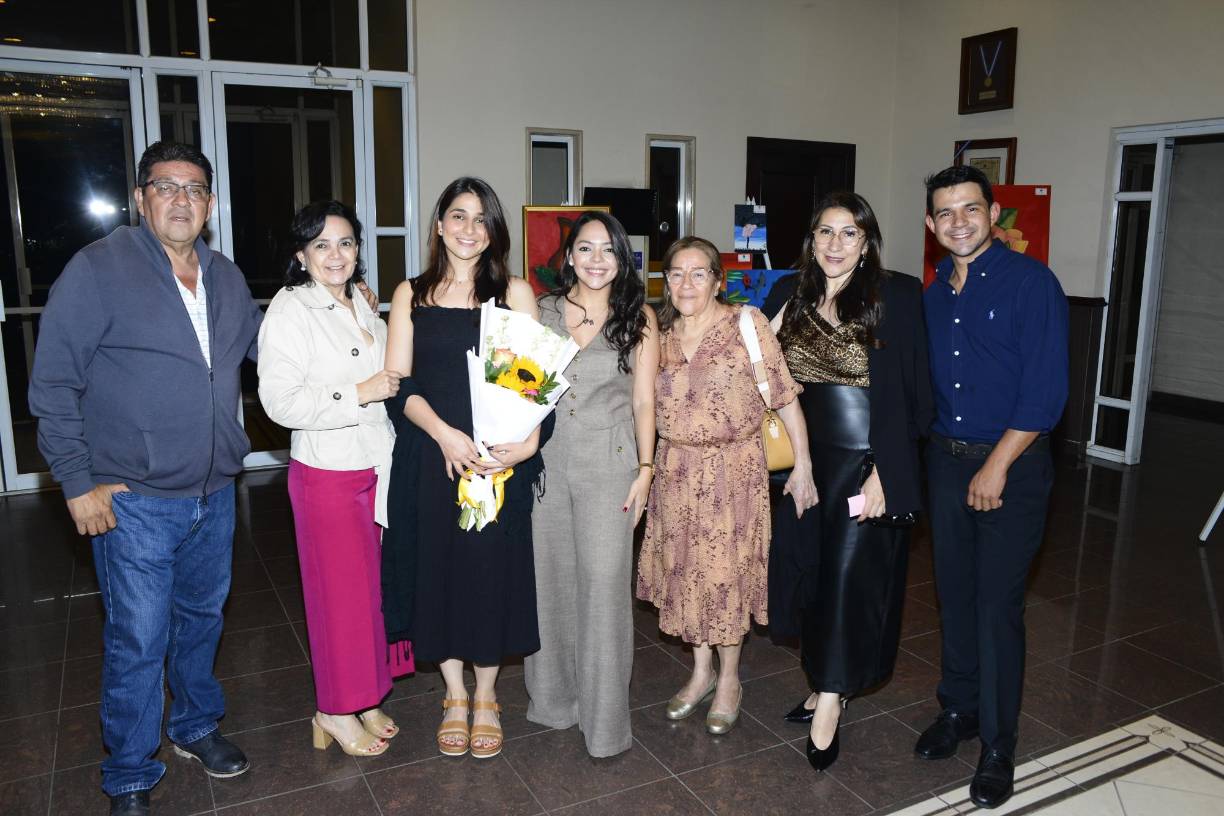 Irvin Lazo, Blanca Padilla, Josselyn Hernández, Gabriela Lazo; Sonia de Lago, Paty Lazo e Irvin Lazo