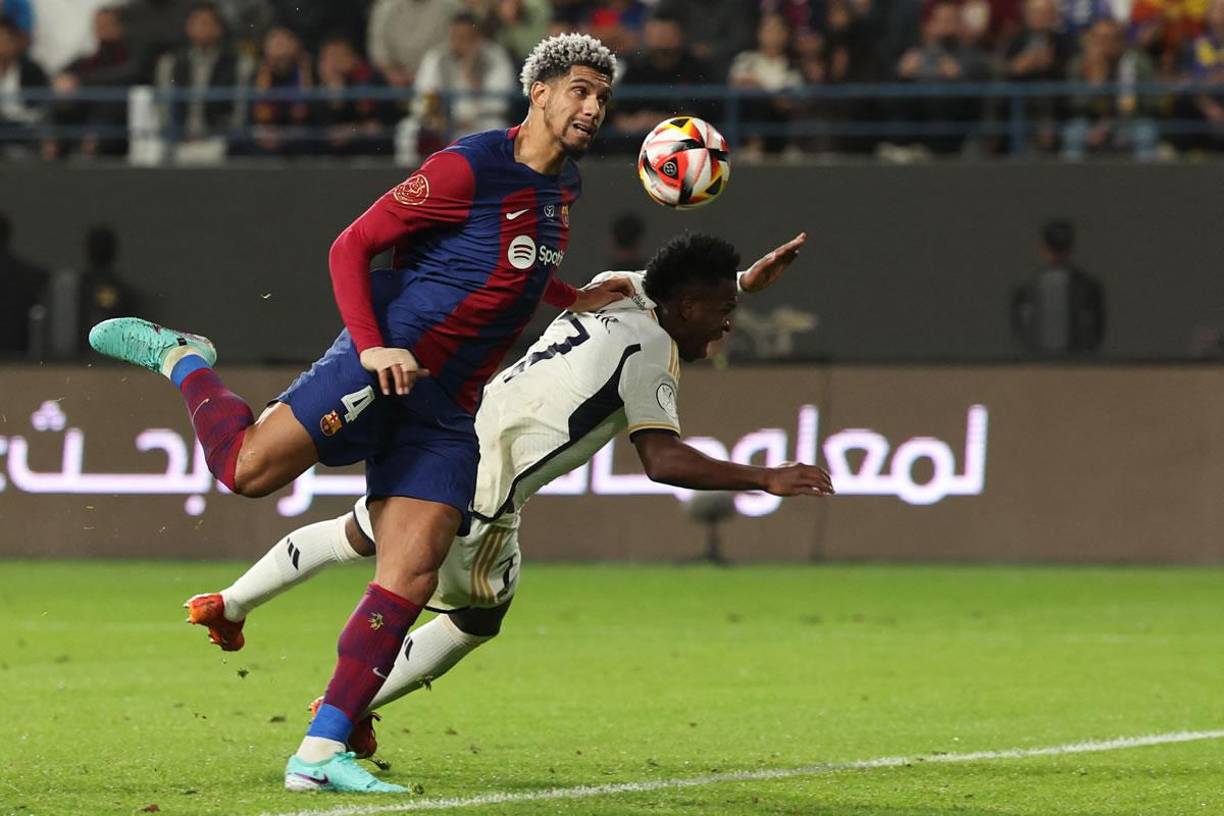 El penal que le cometió Ronald Araújo a Vinicius antes del final del primer tiempo.