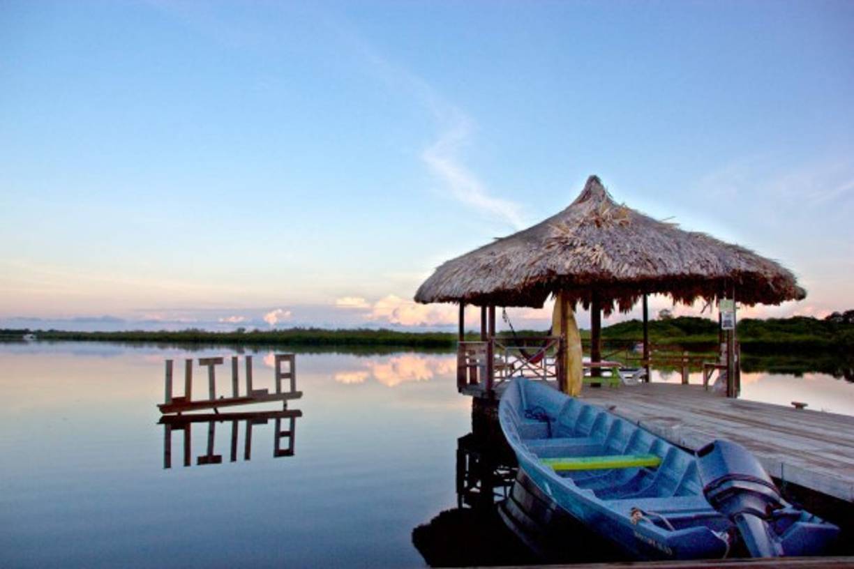 Utila embellece al mar Caribe y es un lugar turístico ideal por sus arrecifes coralinos, buceo y centros de conservación de especies como el tiburón ballena.