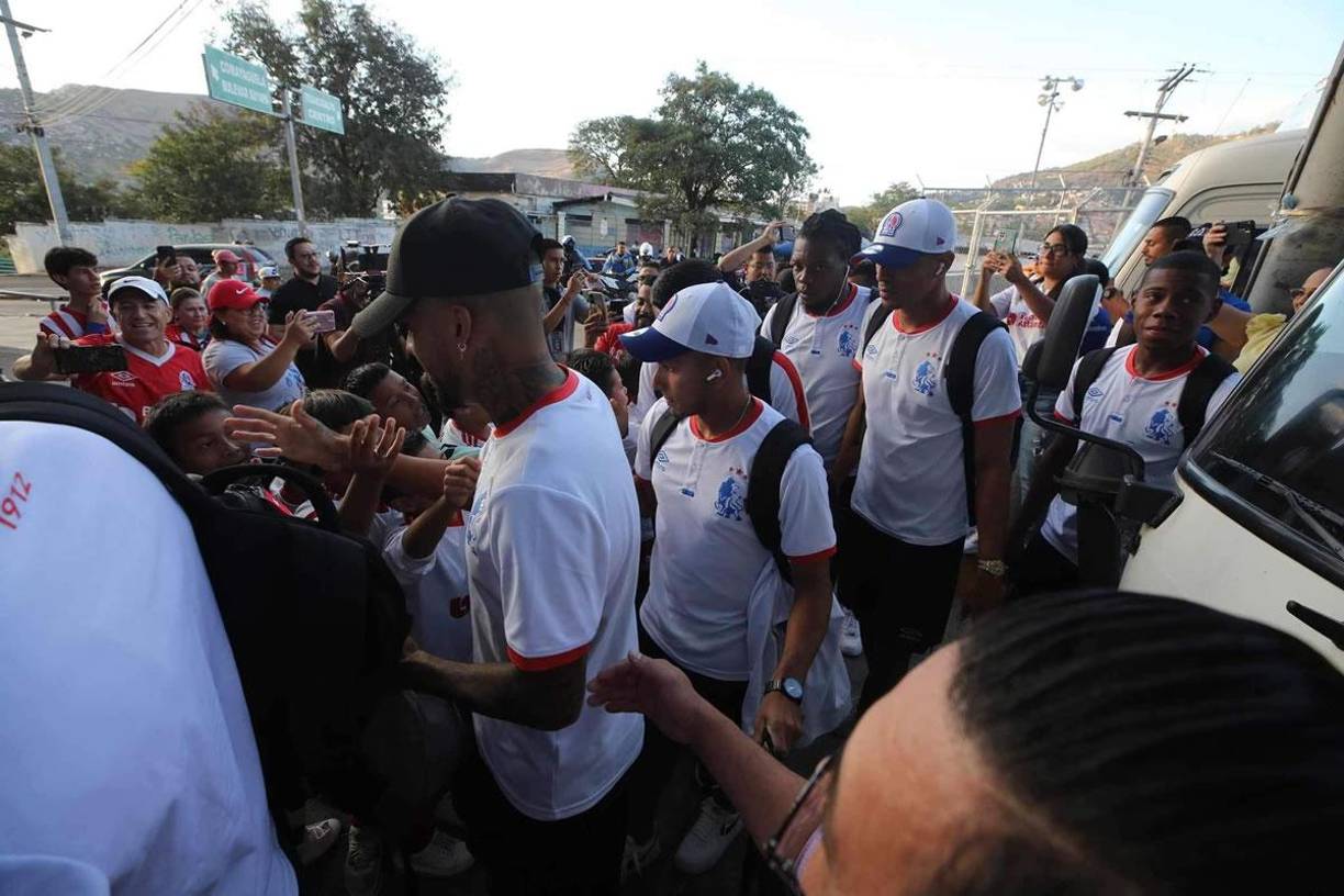 Los jugadores del Olimpia se mostraron saludaron a los pequeños Sub-10.