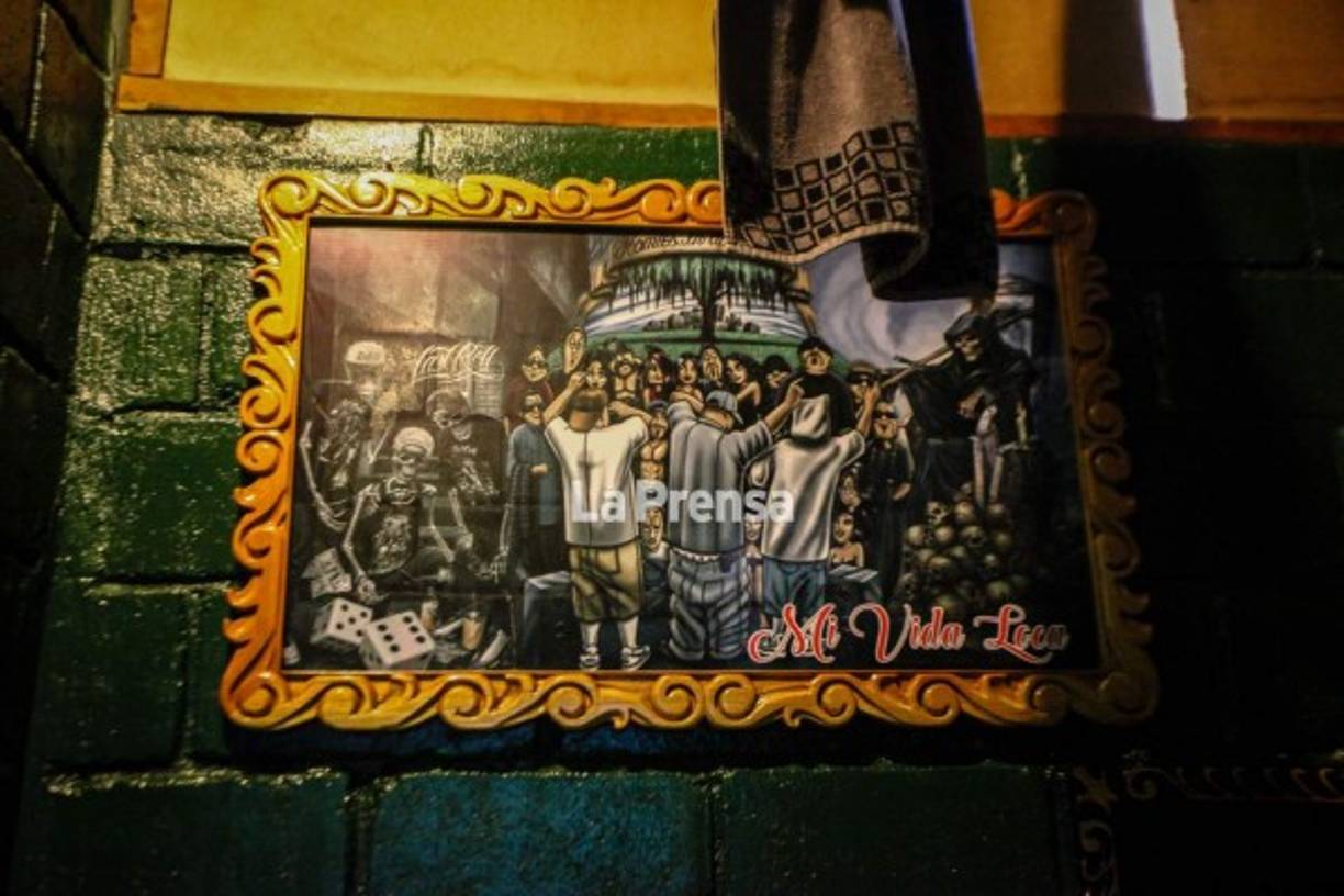 En las habitaciones también hay cuadros alusivos a la vida dentro de las pandillas.