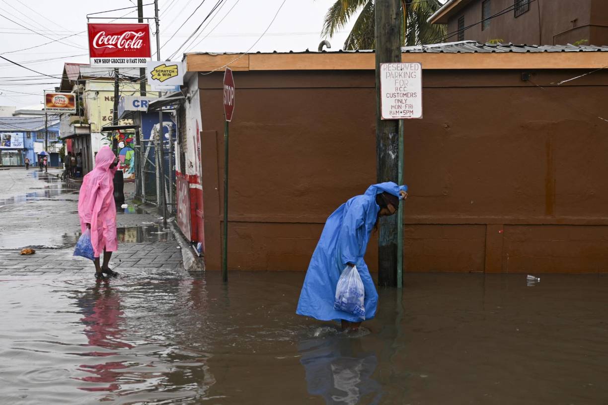 Lisa avanza ahora hacia el sureste de México con lluvias fuertes que afectan a una gran área de ese país y Guatemala.