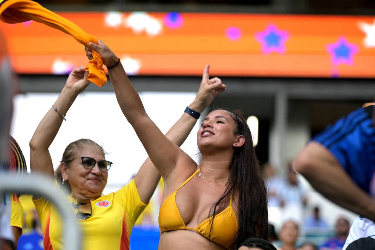 Hermosa colombiana adorna las gradas del Hard Rock Stadium.