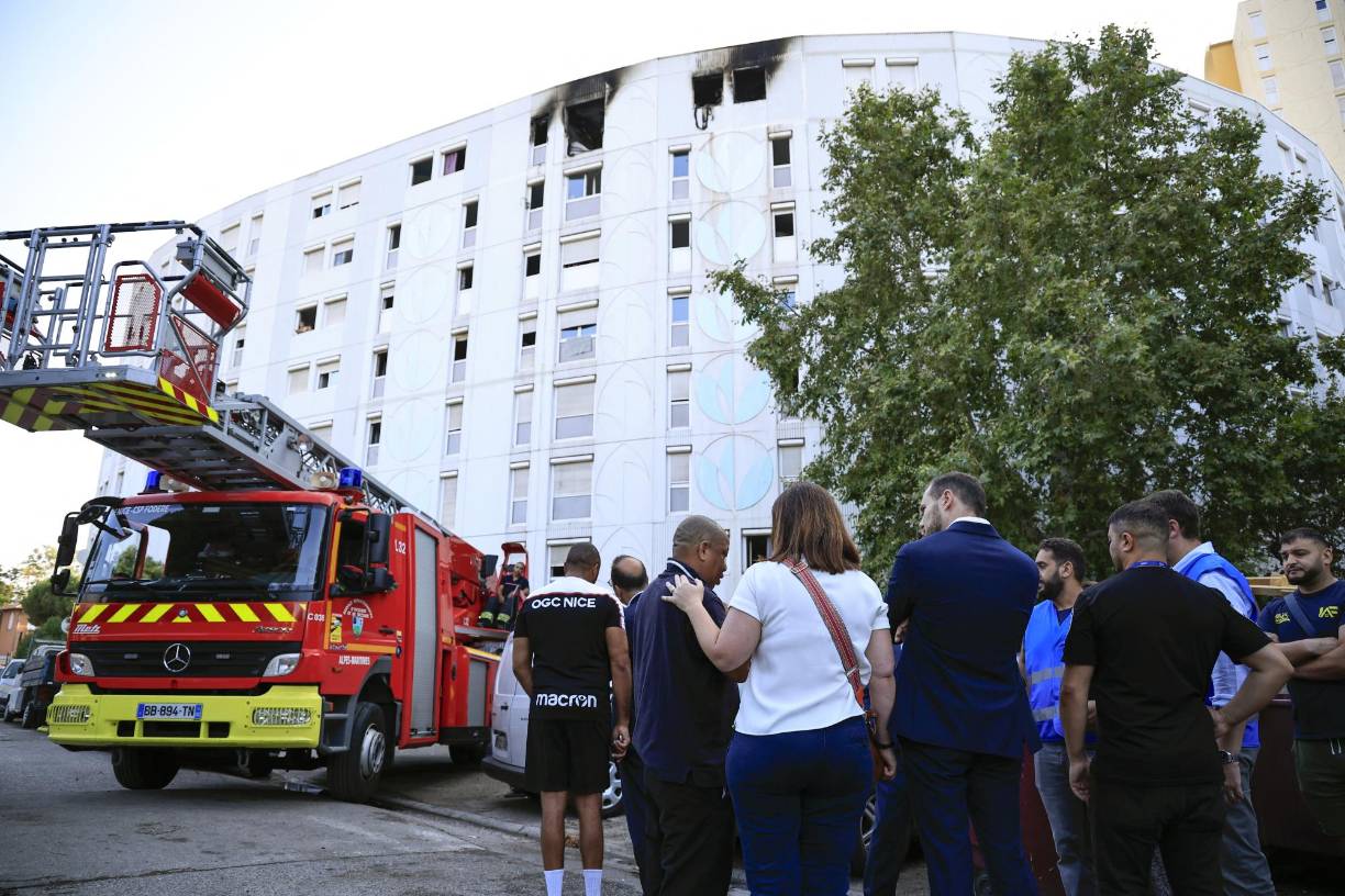 Los bomberos recibieron una llamada a las 02h28 (00h28 GMT) y lograron rescatar a varias personas en el apartamento.