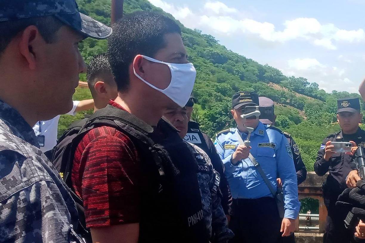 Las autoridades de El Salvador y entregaron este martes a la Policía de Honduras a Fernando Josué Suárez Ramírez, solicitado en extradición por delitos relacionados con el caso Pandora.