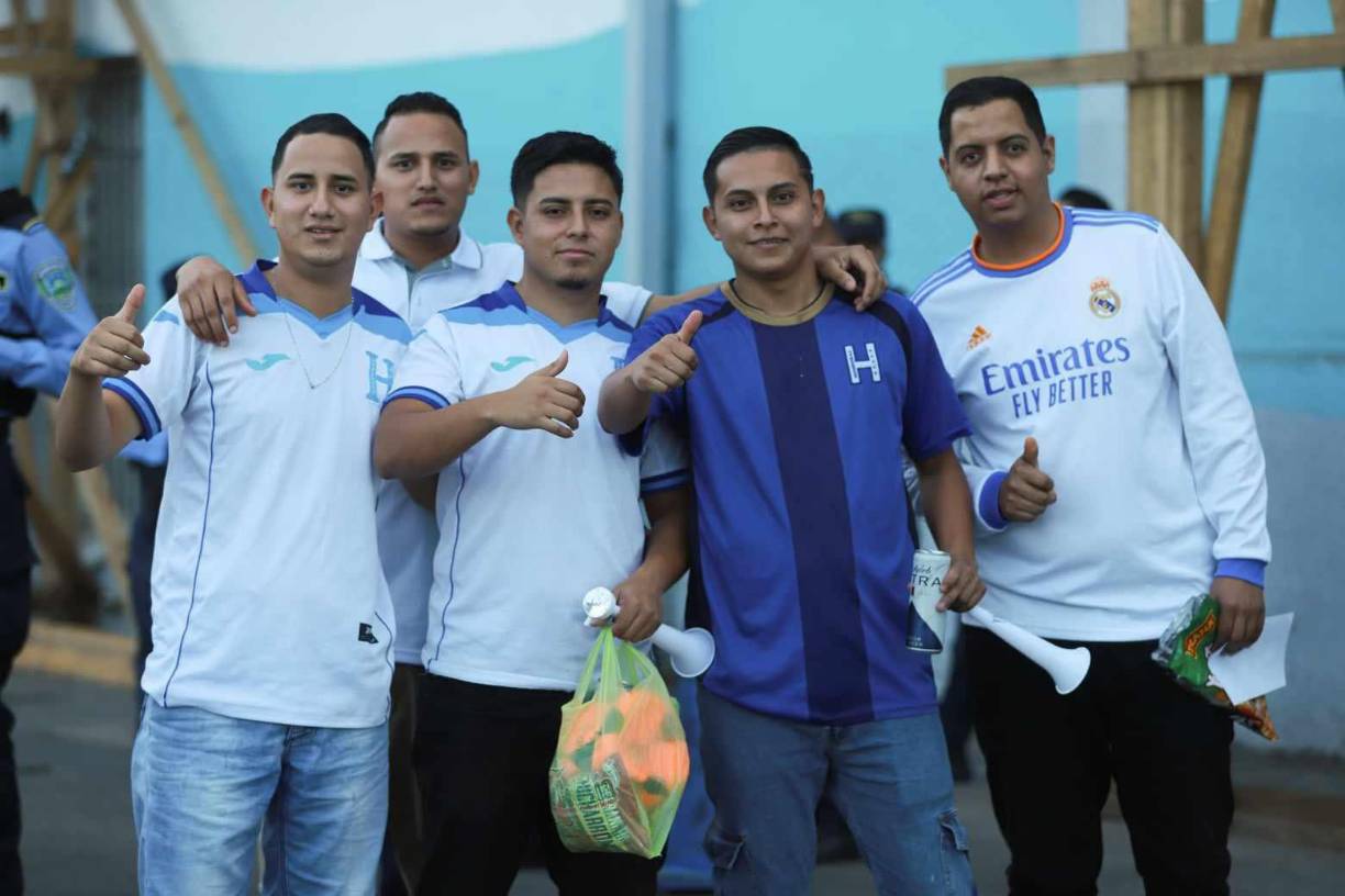 Los aficionados catrachos se hicieron presentes desde tempranas horas en el Estadio Nacional.