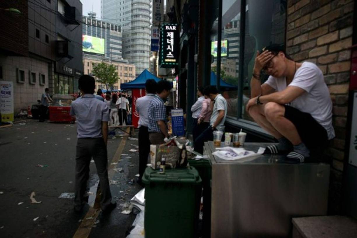 Tomar bebidas alcohólicas: Los ciudadanos norcoreanos sólo tienen permiso de hacerlo en días festivos. En 2012, un militar fue asesinado por beber en el día número 100 de luto por el gobernador Kim Jong-IL.