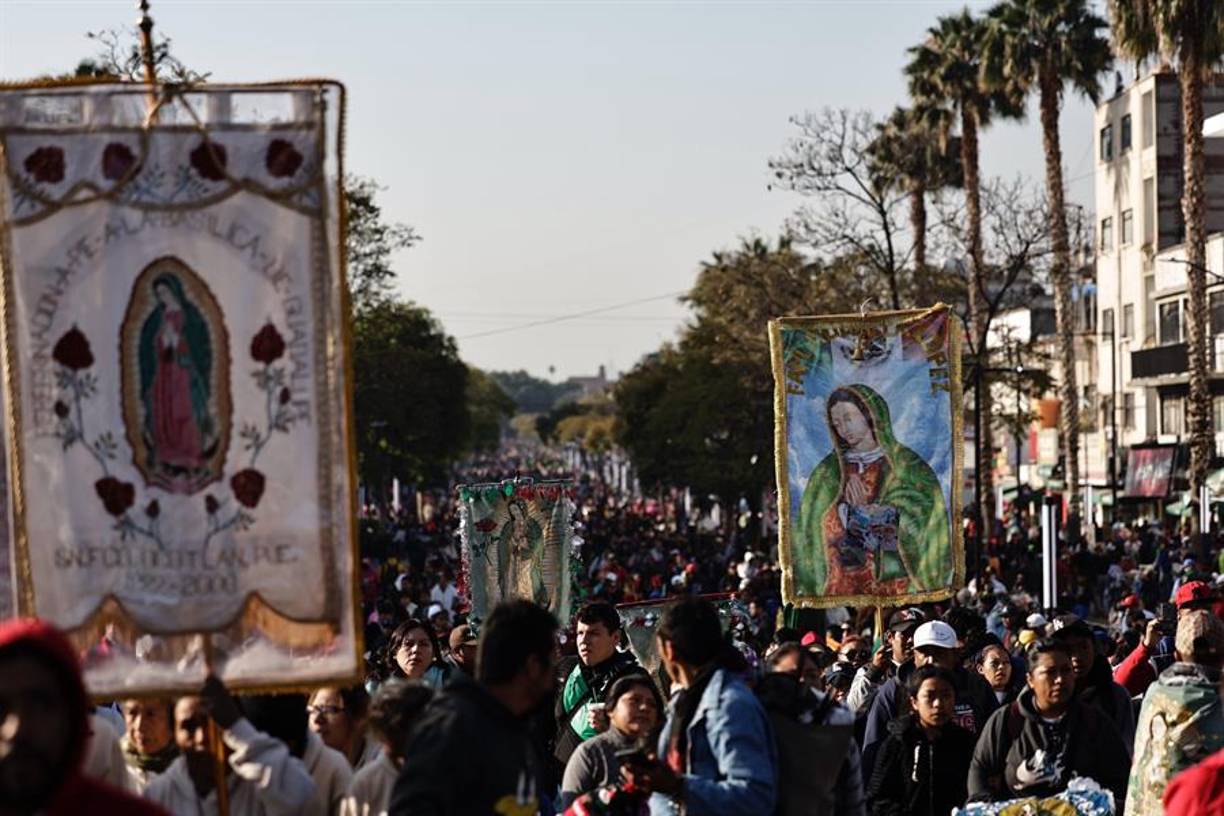 La fe por la Virgen de Guadalupe se remonta a 1531, cuando, según la tradición, se apareció un 12 de diciembre al indígena Juan Diego en el Cerro del Tepeyac, donde actualmente se encuentra la Basílica, en el norte de Ciudad de México