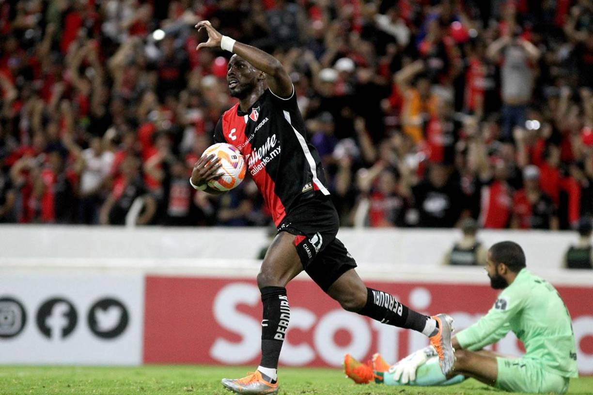 El delantero colombiano Julián Andrés Quiñones, que no jugó en la ida en San Pedro Sula por decisión propia, fue la figura de la vuelta con un doblete para la remontada del Atlas.