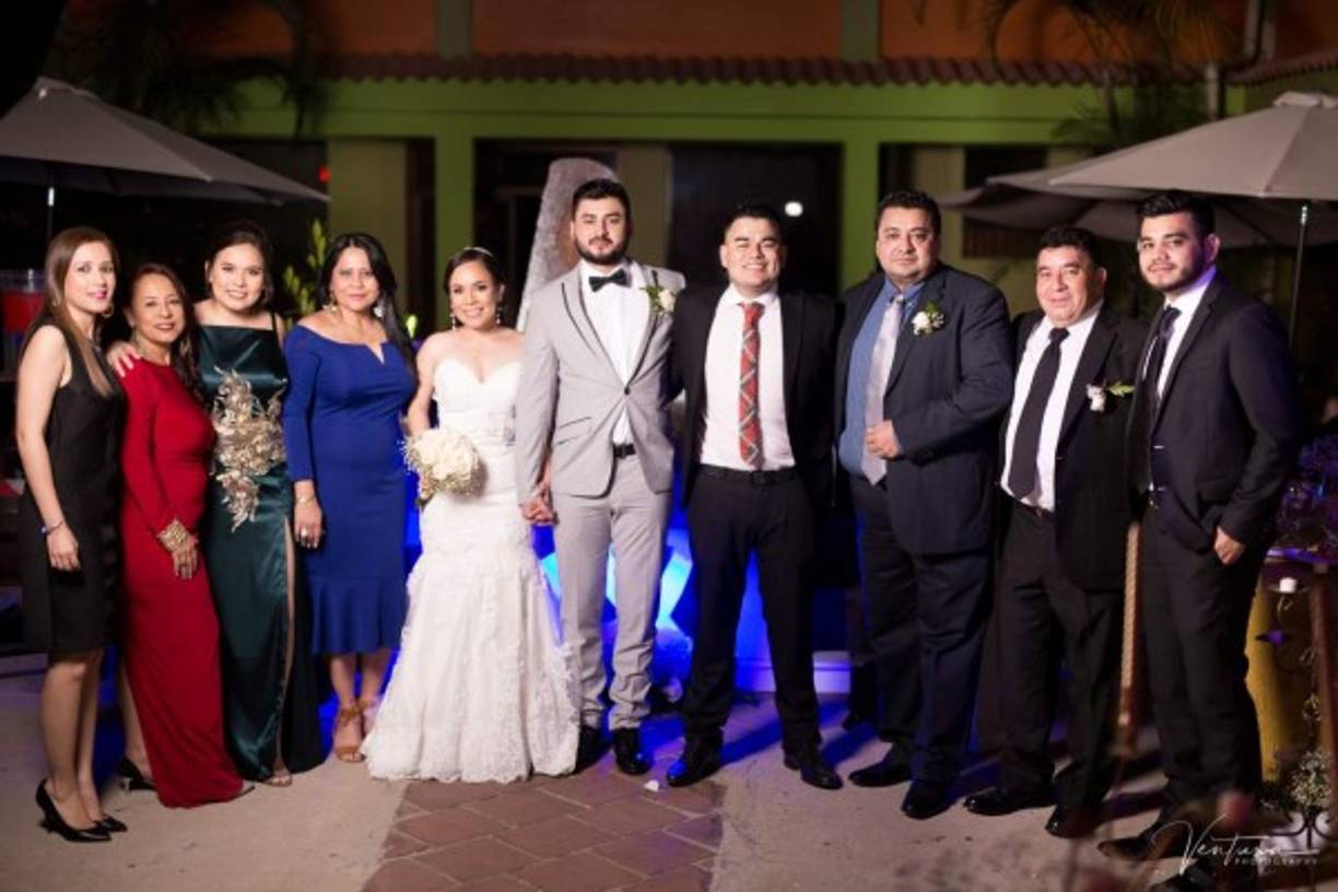 La familia del novio y la novia posaron para las cámaras.