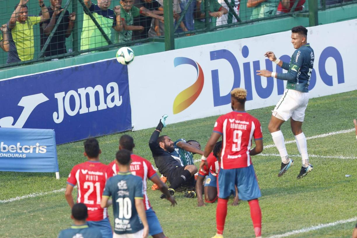 En Olimpia reclamaron una posible falta de Félix Crisanto sobre el portero Menjívar en el momento que Luis Vega conectó de cabeza.