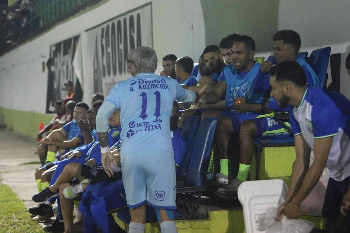 Agustín Auzmendi también saludó a sus excompañeros del Olancho FC antes de comenzar el partido en el estadio Juan Ramón Brevé Vargas.