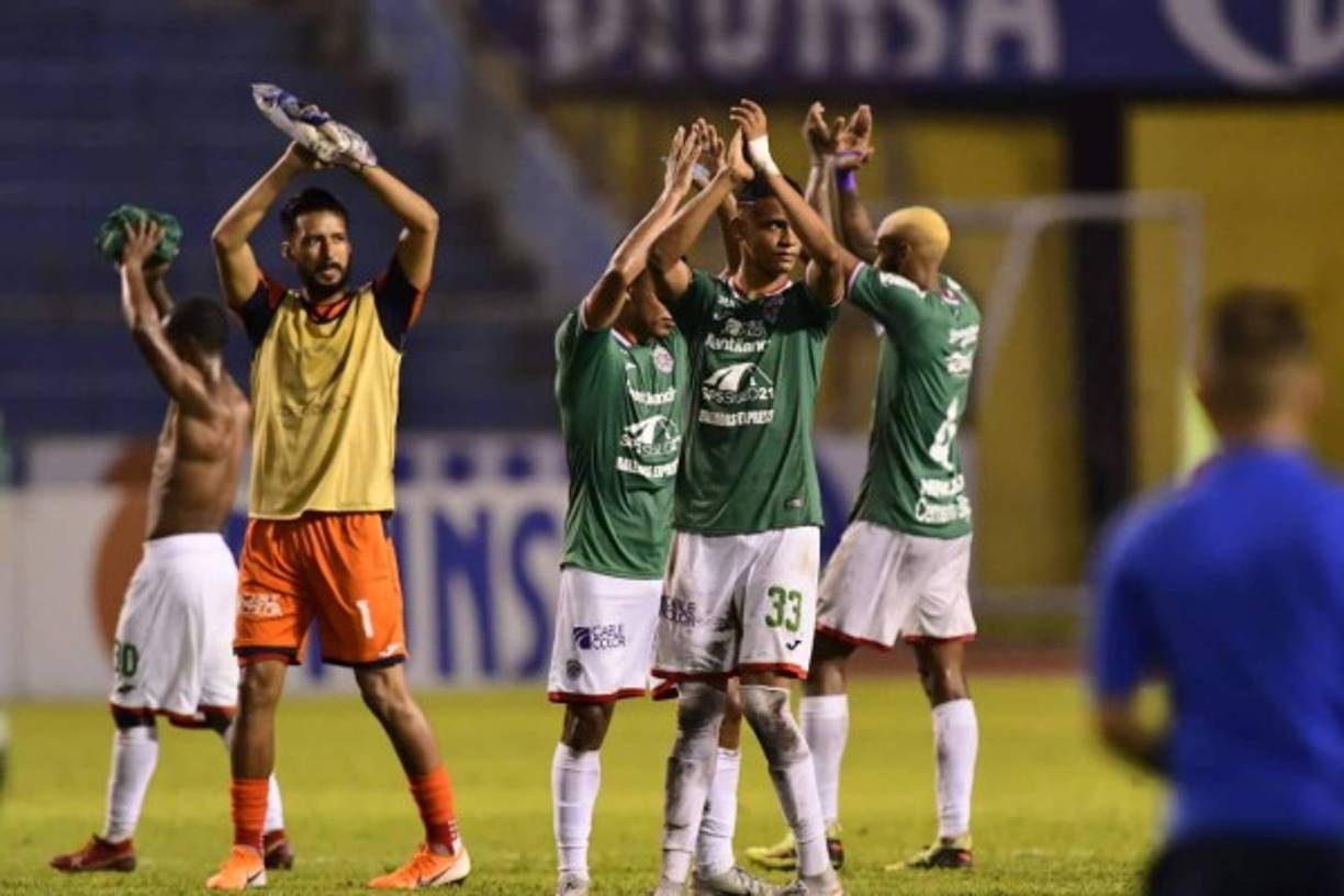 Jugadores de Marathón agradeciendo el apoyo de sus aficionados.