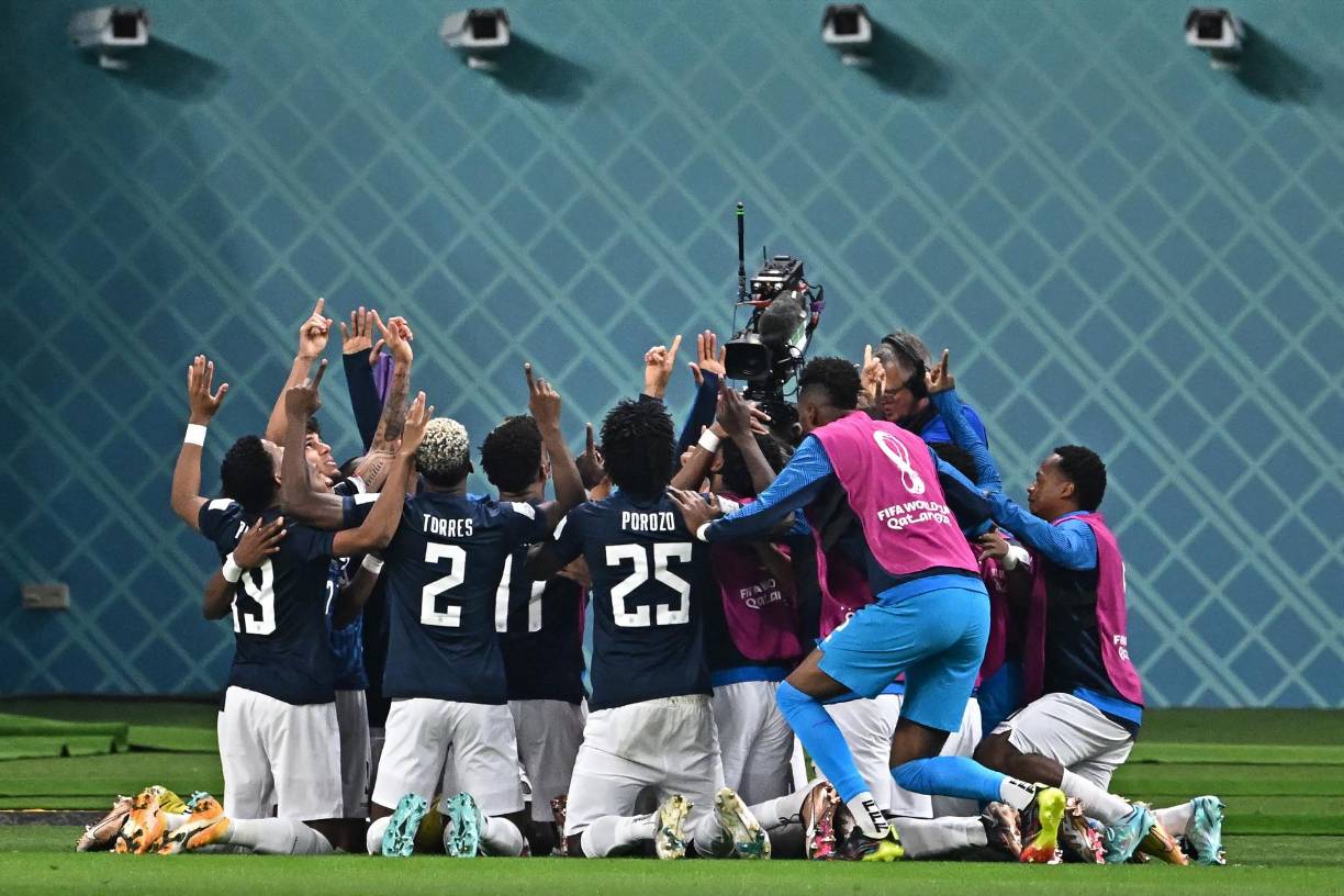 Los jugadores ecuatorianos celebraron el empate y colocaron un pie en la siguiente fase.