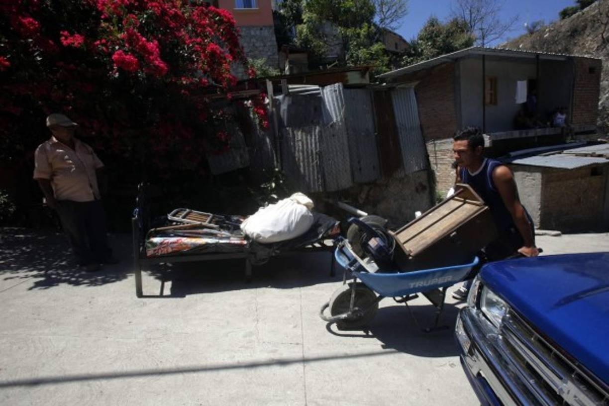 En carros, camionetas o en carretillas fueron llevadas las pertenencias por quienes huyen de la violencia en la capital del país.