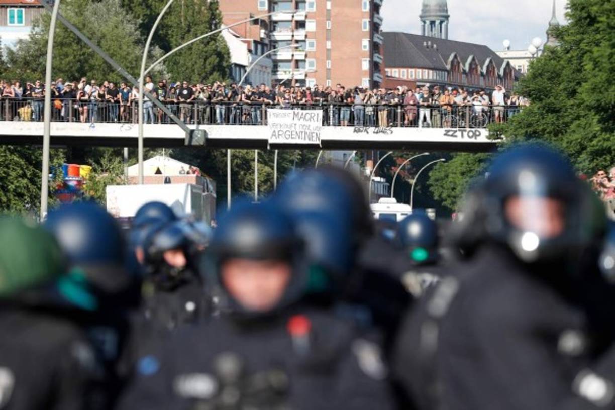 La marcha, encabezada con una gran pancarta que pedía 'pulverizar' el G20 ('Smash G20') fue convocada por una autodenominada 'alianza autónoma y anticapitalista'.