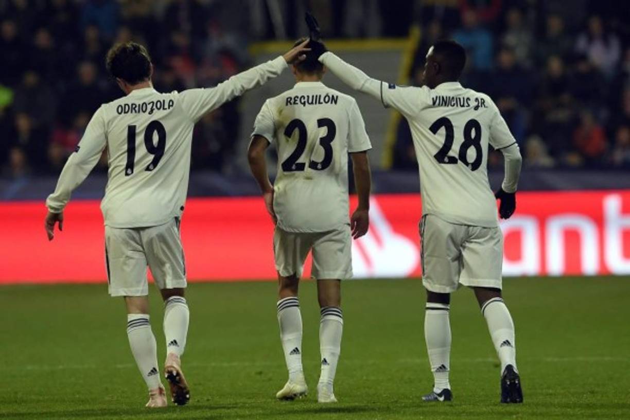 Vinicius, Álvaro Odriozola y Sergio Reguilón, celebrando el gol de Toni Kroos. Foto AFP