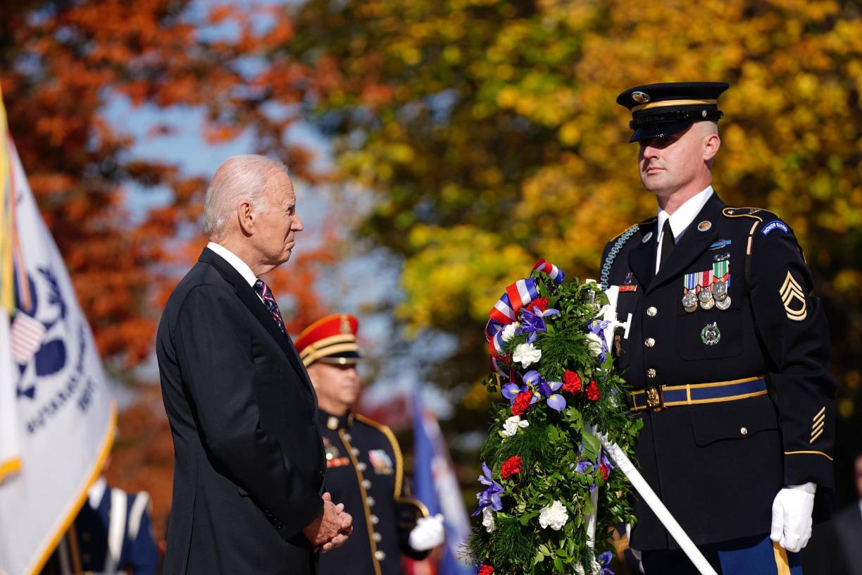 El presidente estadounidense Joe Biden, causó revuelo ante sus críticos recientemente, puesto que cuando se dirigía a saludar a uno de los soldadosa en el día de los Veteranos, en un lapso de varios segundos se perdió inconcientemente.