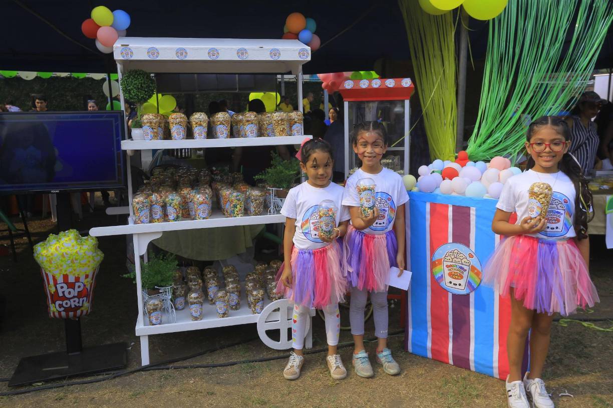 Las pequeñas Frida, Camila y Hannah presentaron su proyecto “Rainbow Caramel Popcorn”
