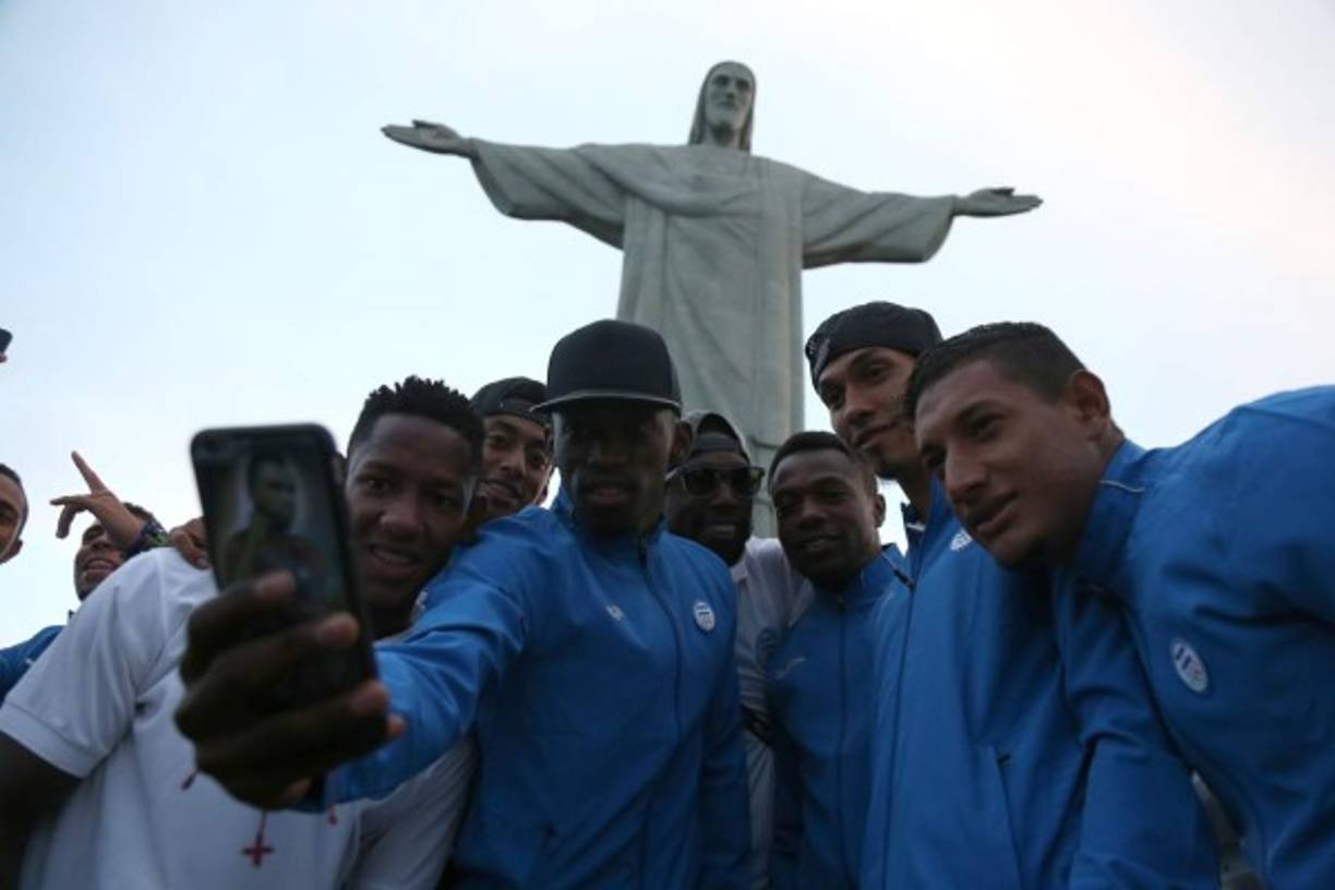 Los jugadores de la Selección hondureña finalmente pudo tener un momento de relajamiento y visitaron el Cristo Redentor.