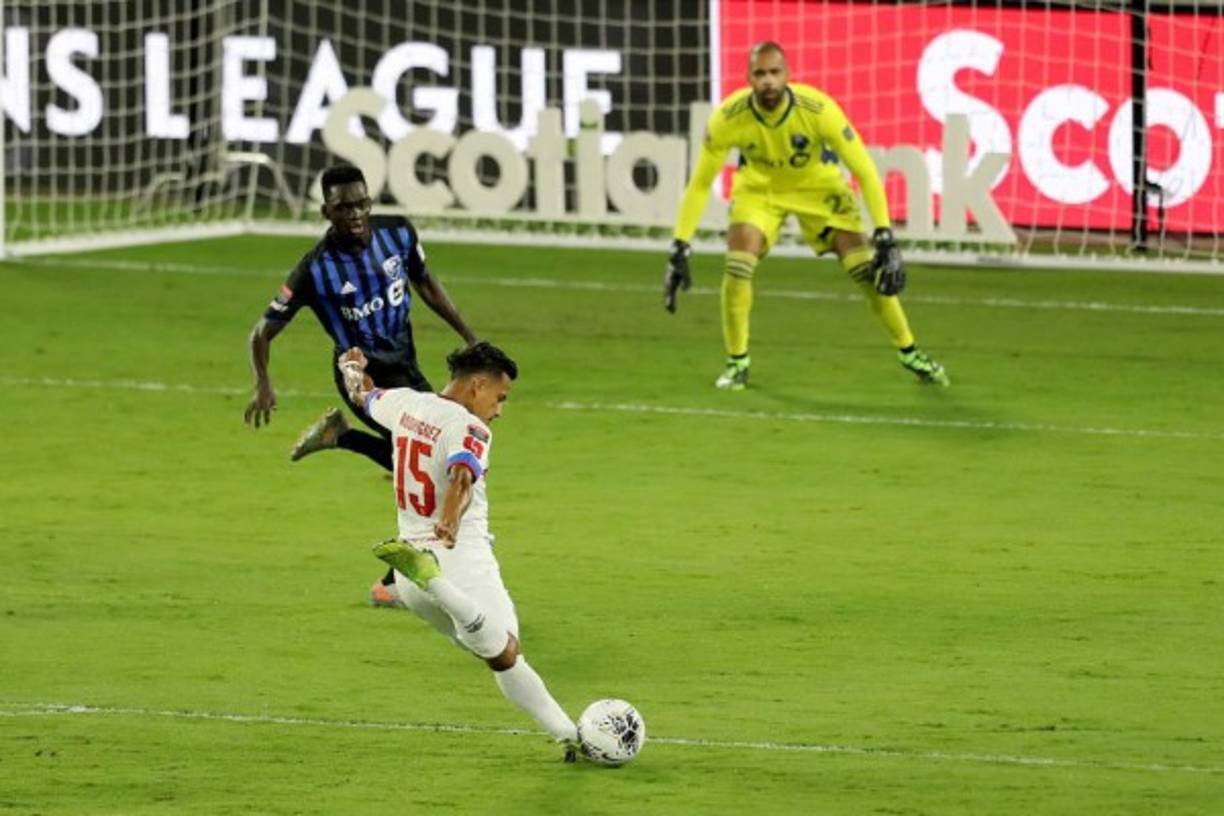 El mediocampista hondureño Edwin Rodríguez sacando un disparo a la portería del Montreal Impact.