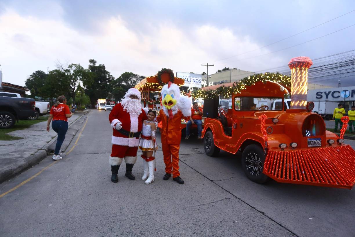 La carroza de Gold Chicken Gold fue una de las más llamativas.