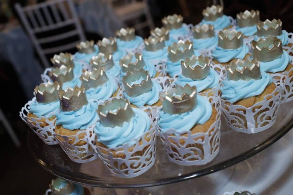 Delicados minipasteles de lustre y coronados.