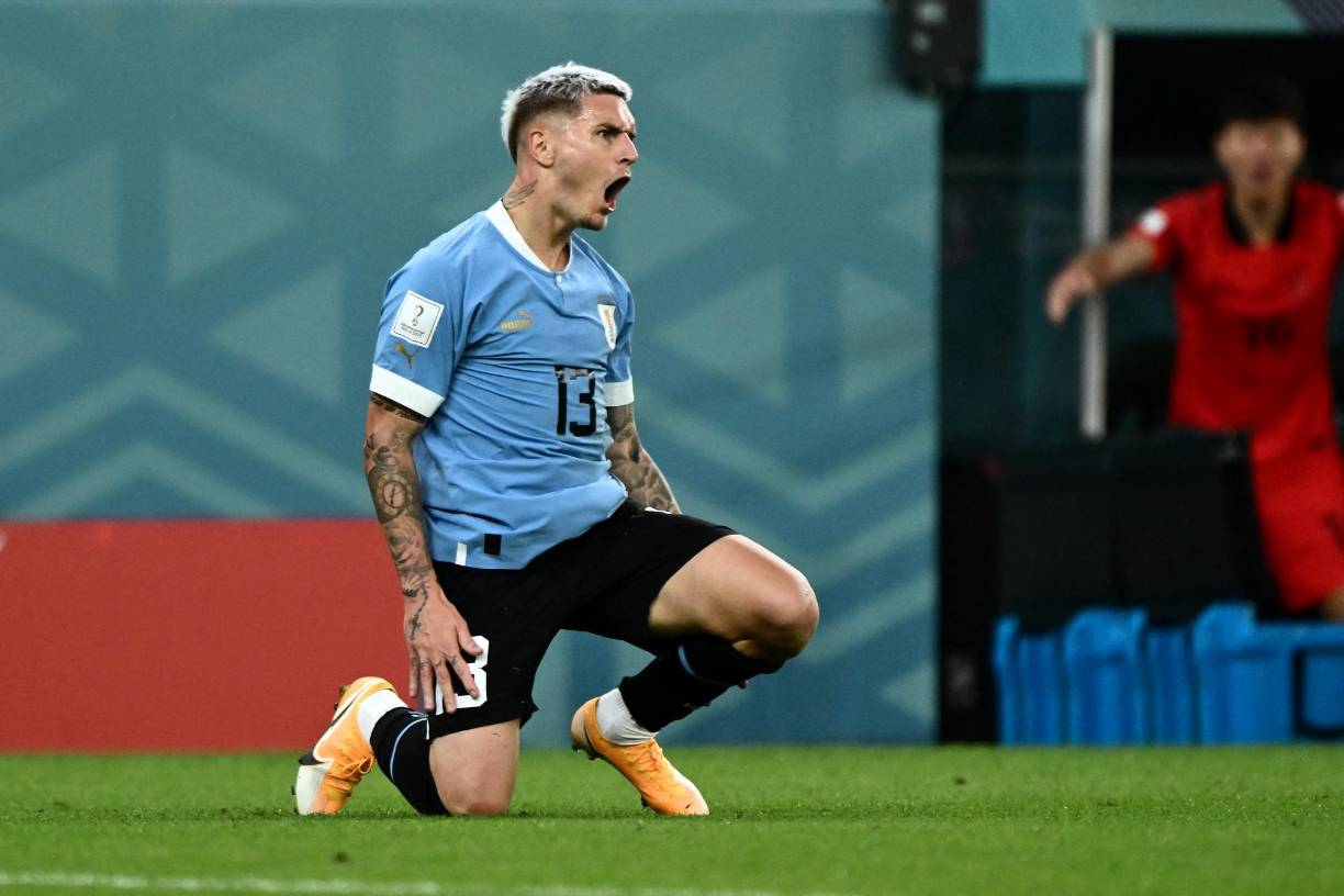Los jugadores uruguayos no podían marcar el gol para abrir el marcador en el encuentro.