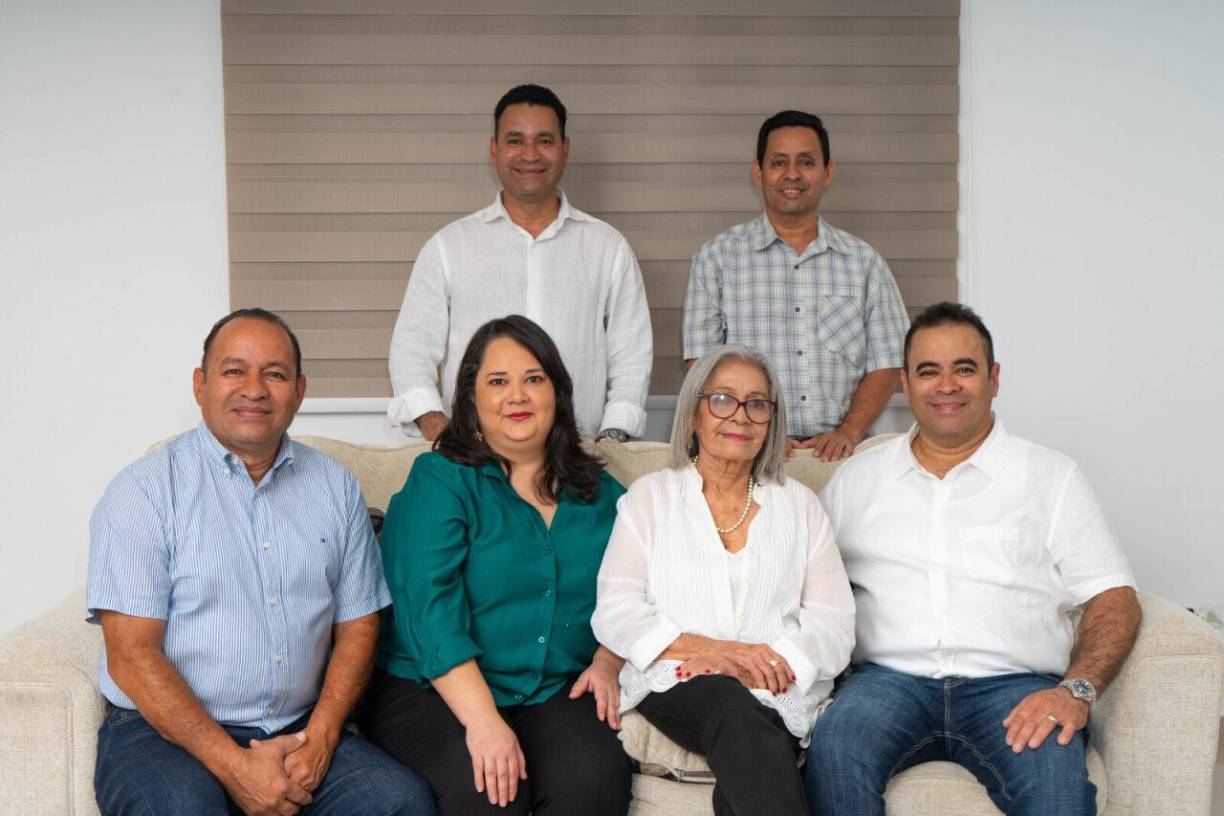 Marlon Pleitez, Moises Pleitez, Victor Pleitez, Karol Pleitez, Dora Morales de Pleitez y Milton Pleitez.