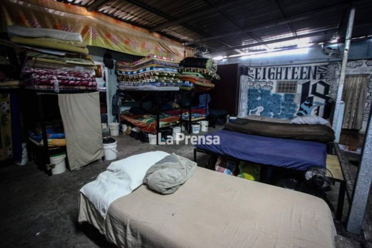 Los internos de menor rango dentro de la mara comparten con otros las habitaciones en donde las comodidades son menores.