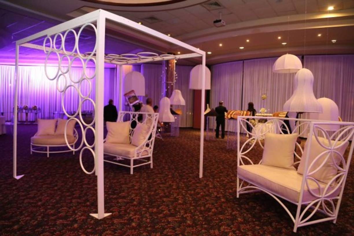 En el salón anexo al gran banquete se mezcló un ambiente mas relax con salas confortables, todo ideado para los más jóvenes del enlace.