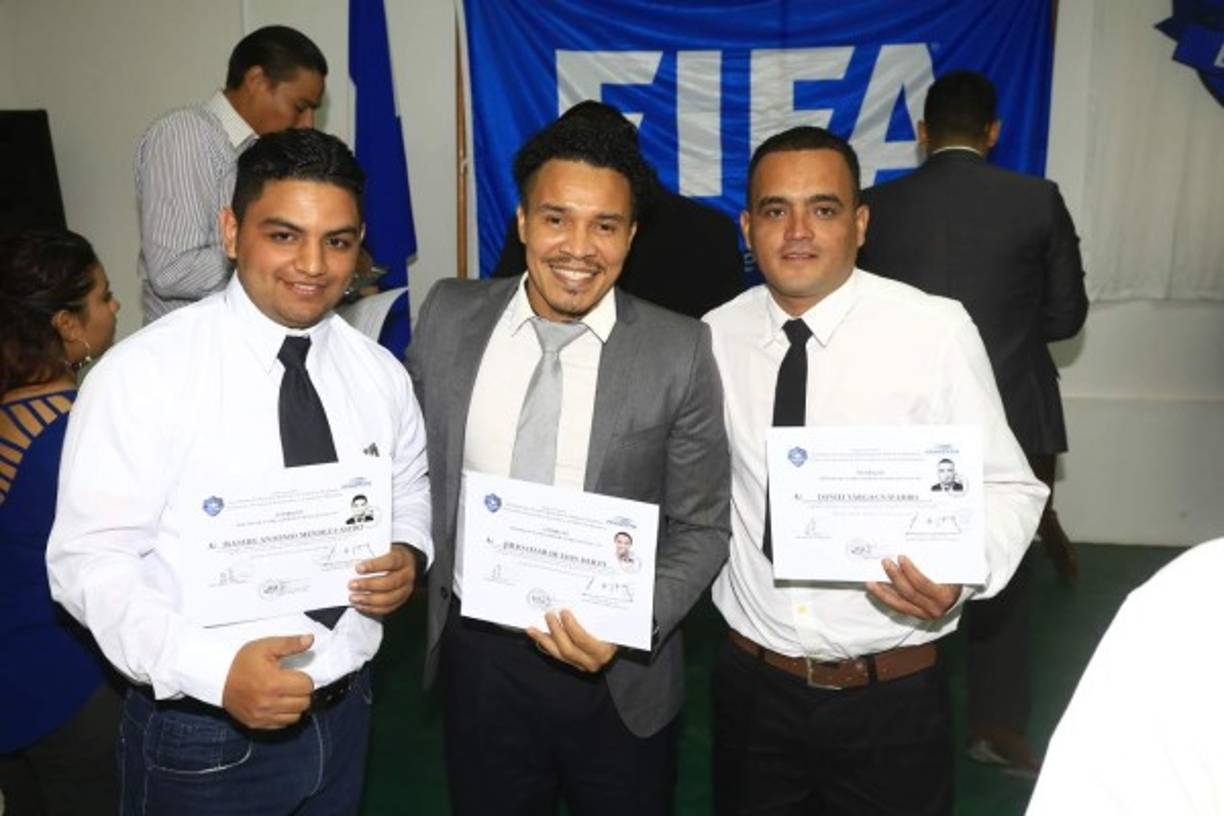 “Voy poco a poco, es un paso importante con la Licencia D y que se haga pronto para sacar la C y B, pero ahorita estoy enfocado en hacer crecer a los niños y juveniles que es importante, porque pienso que en nuestro país estamos muy atrasados, pero bueno para eso estamos los nuevos técnicos, para darle apoyo”, nos comentó Julio César de León.