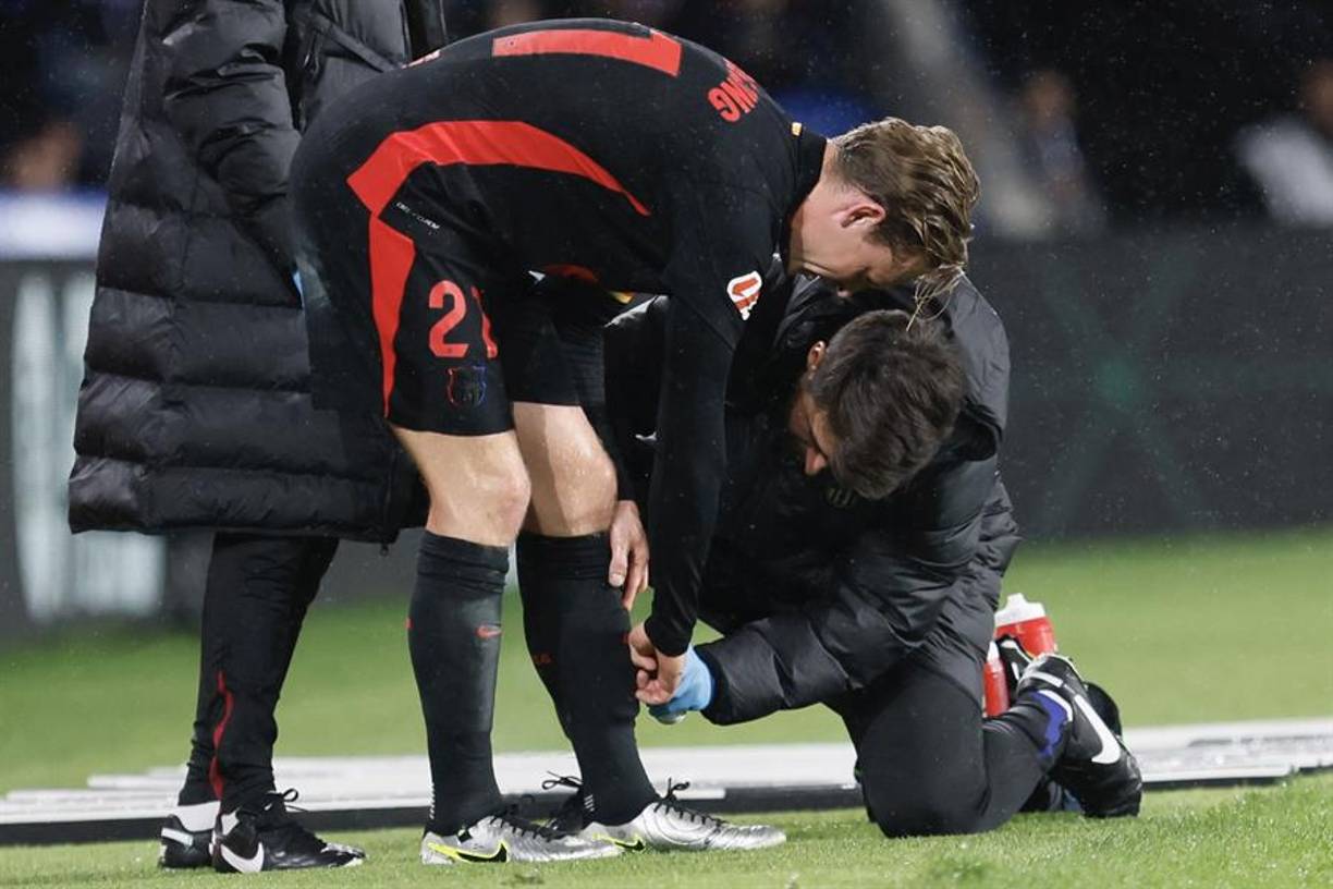 El neerlandés fue atendido, rápidamente pedía su reingreso al terreno de juego y aguantó la primera parte.