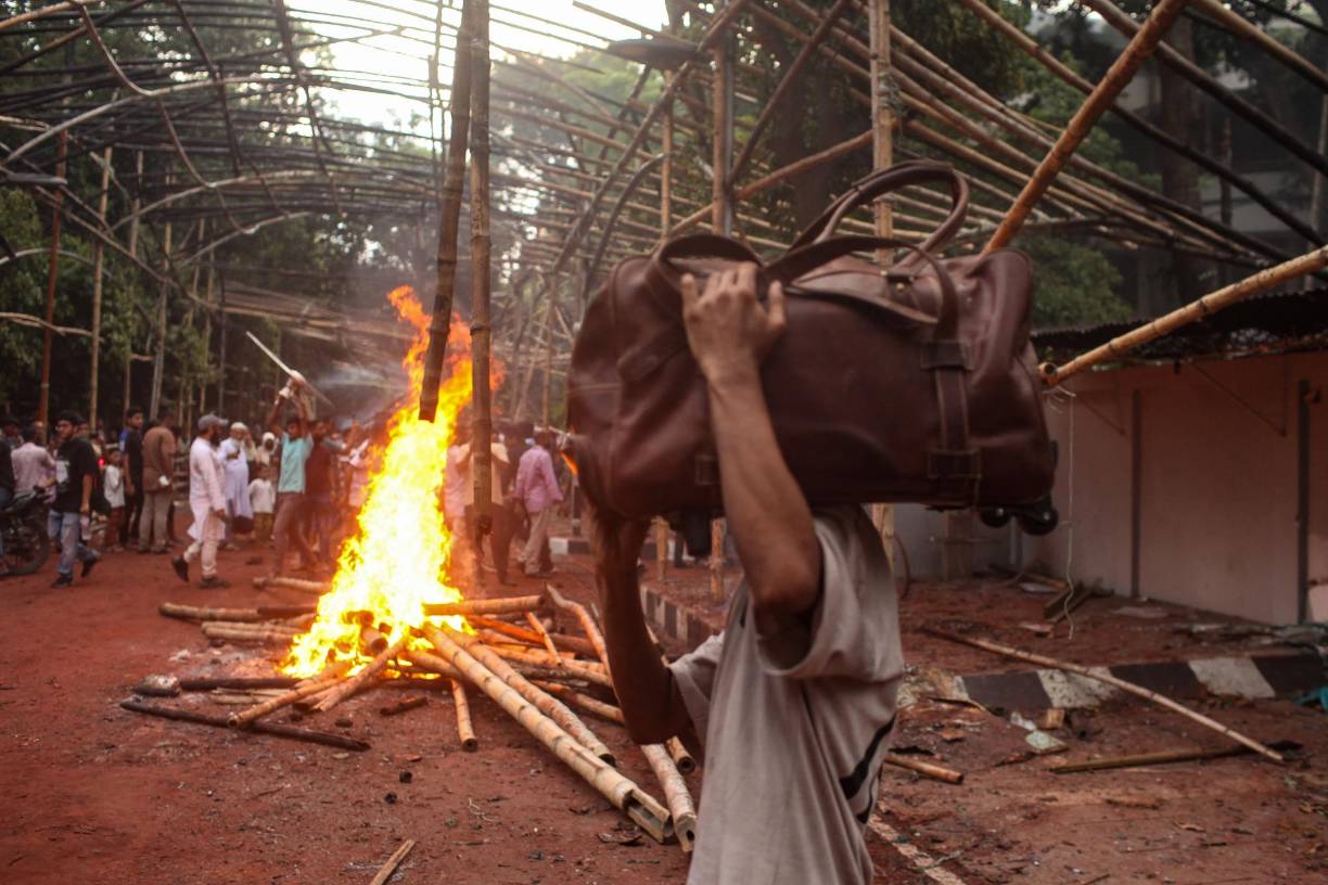 En un discurso televisivo, el jefe del ejército, el general Waker-Uz-Zaman, anunció que la primera ministra, de 76 años y en el poder desde enero de 2009, había renunciado.