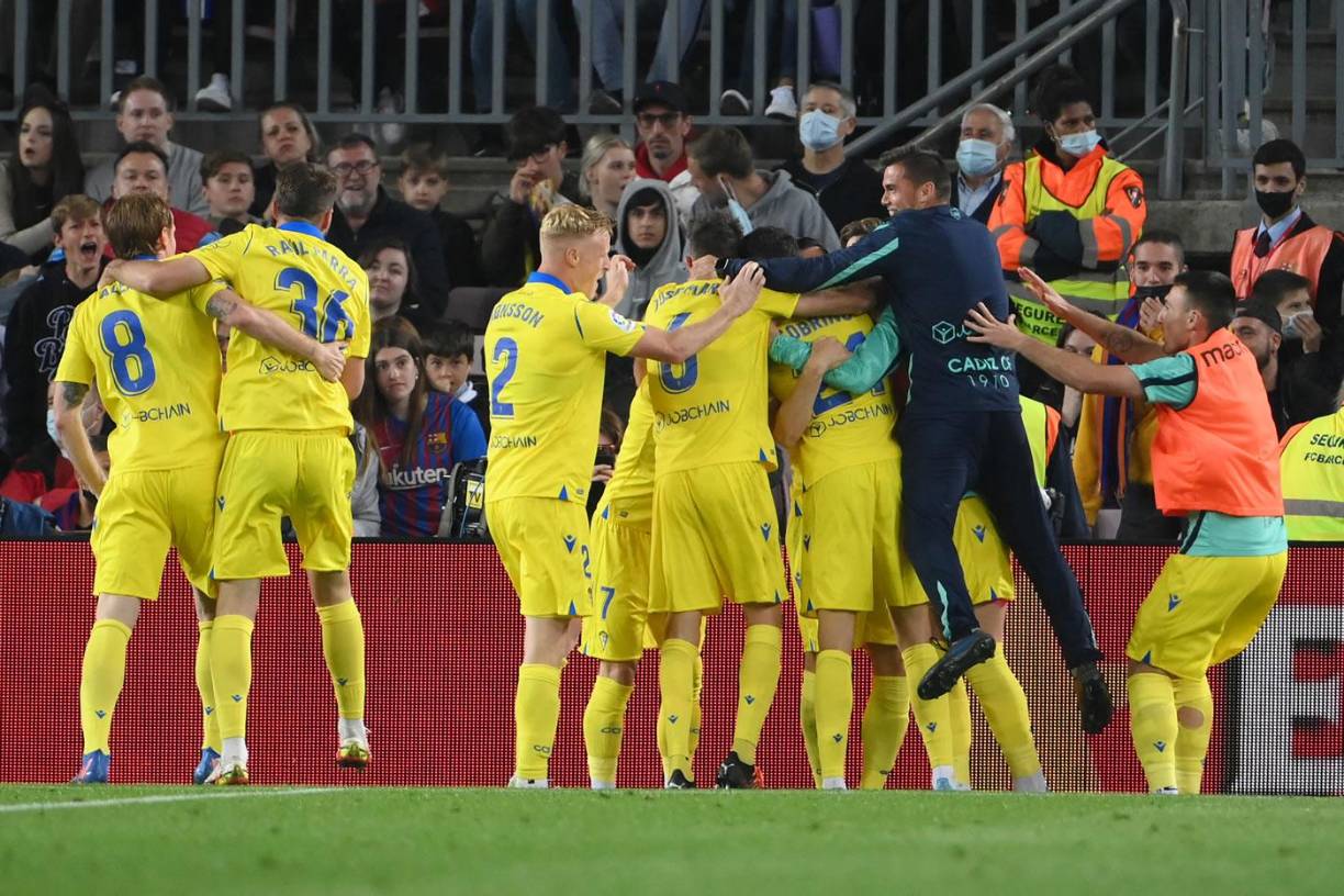 Los jugadores del Cádiz, entre ellos Antony ‘Choco‘ Lozano, celebrando el gol de Lucas Pérez en el Camp Nou.