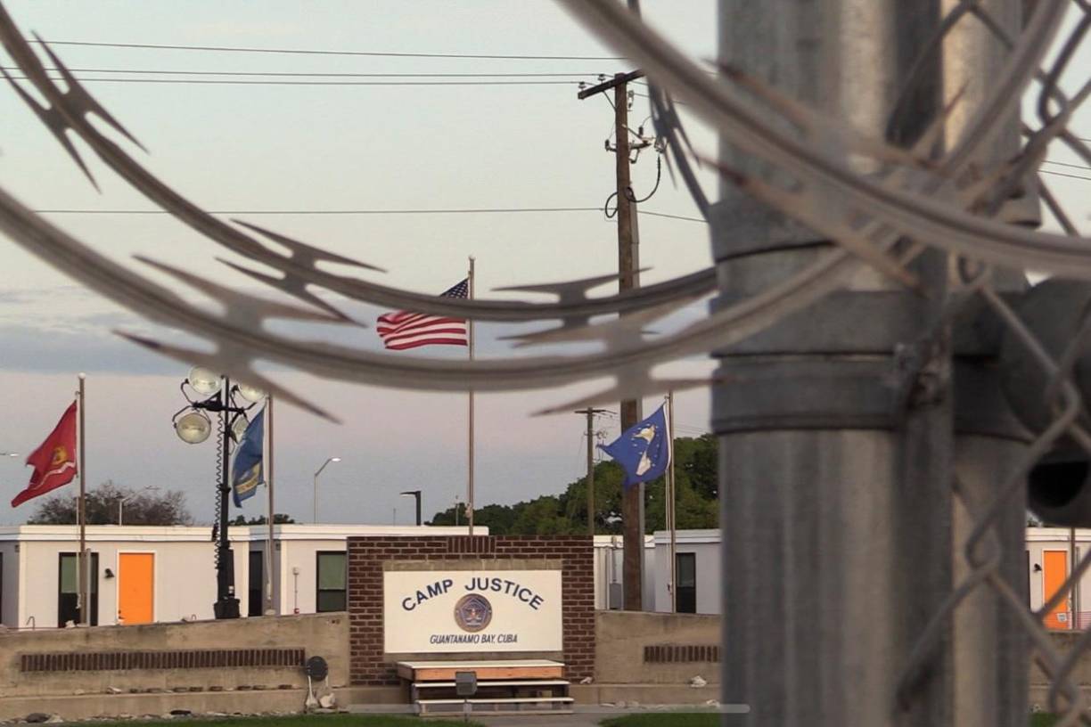 La Administración de Donald Trump evalúa utilizar instalaciones para migrantes en la base militar de Guantánamo para retener a migrantes en situación irregular en Estados Unidos que las autoridades buscan deportar a sus países de origen, afirmó este miércoles la secretaria de Seguridad Nacional, Kristi Noem.