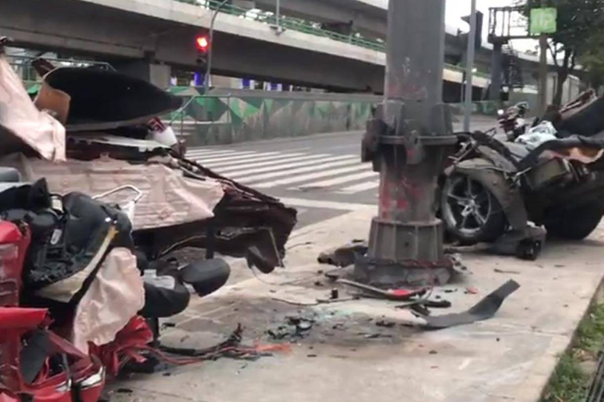 El conductor perdió el conductor e impactó primero a un carro azul, luego a uno blanco y finalmente, al poste. 
