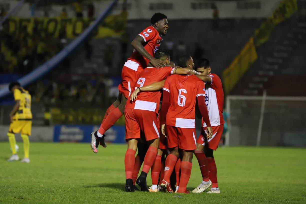 Los festejos del Vida tras el golazo anotado por Marcelo Canales, el cual sería el único del duelo.