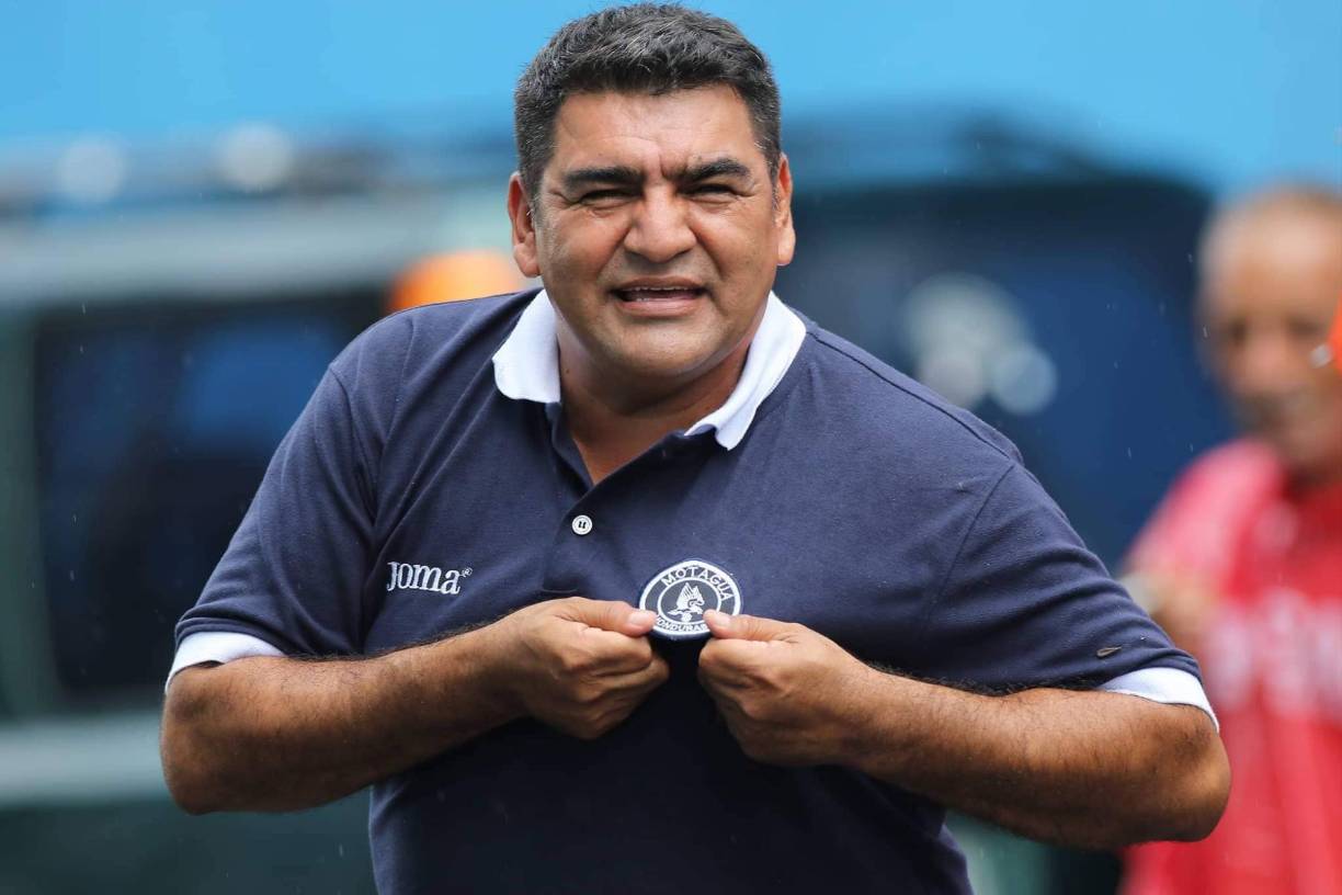 El periodista Carlos Posadas se hizo presente y bien identificado con la camiseta del Motagua.
