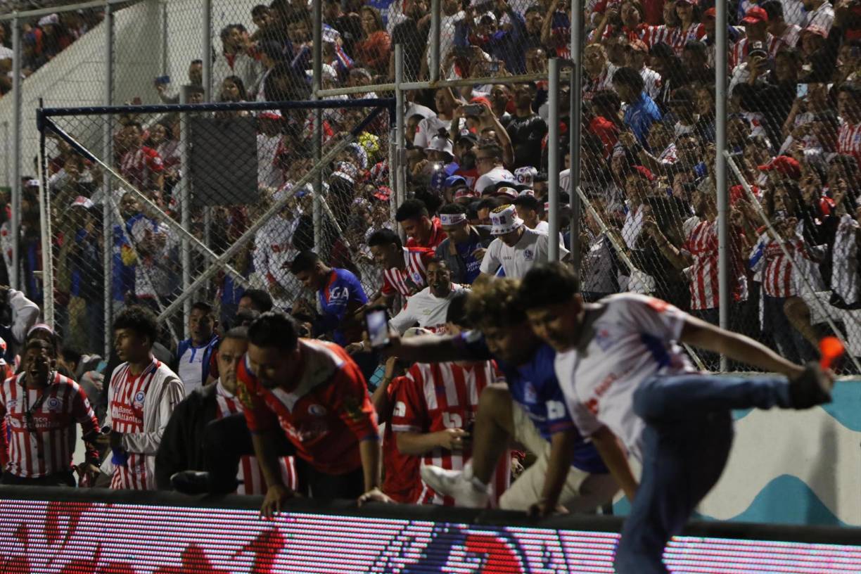 Aficionados abrieron los portones e ingresaron al césped para celebrar con la plantilla del Olimpia.